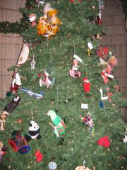 Ottawa: Im Peace-Tower - Weihnachtsbaum mit Geschenken aus aller Welt